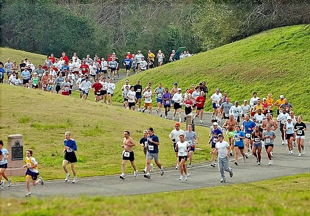 47th Annual Run through History people running at Vicksburg cemetery